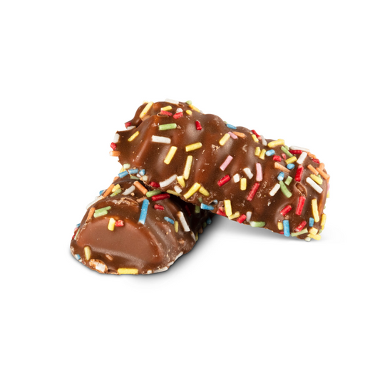 Mit Schokolade überzogene Erdbeerbonbons mit Marshmallowfüllung